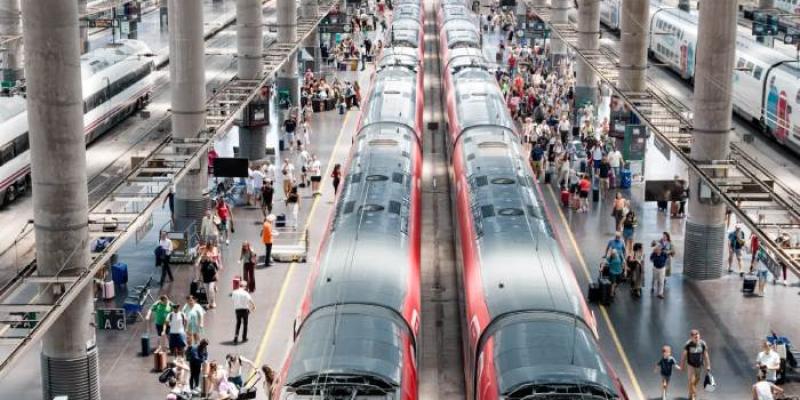 Viajeros en la estación de trenes de Atocha, Madrid.