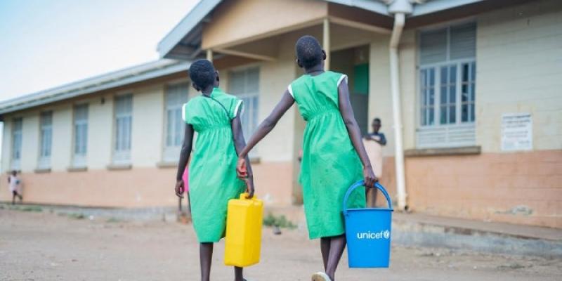 Dos niñas con cubos de UNICEF