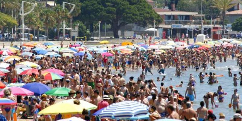 Una playa abarrotada de gente 