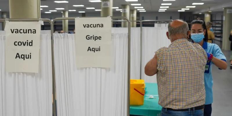 Un hombre se vacuna en Andalucía en un punto habilitado tanto para la gripe como para la Covid.