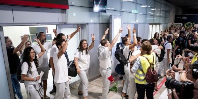 Algunos de los integrantes de la Flotilla a Gaza en su llegada a España