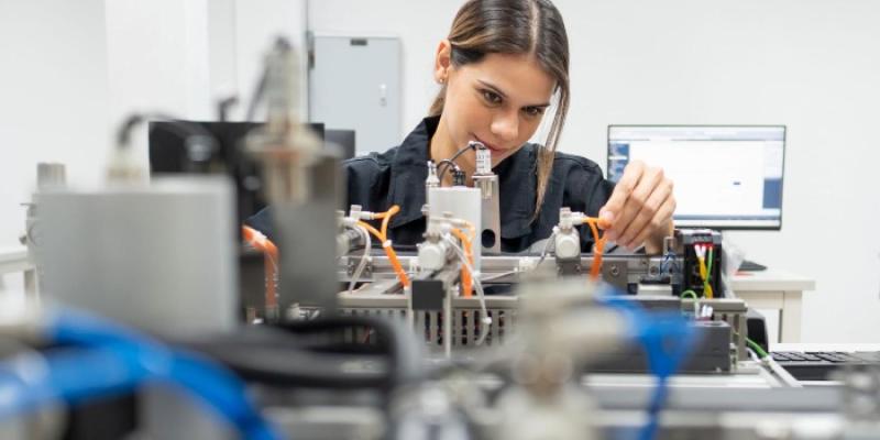 Una persona trabajadora en el sector I+D+I 