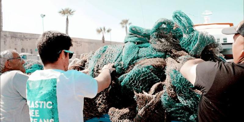 Recogida de redes de pesca 