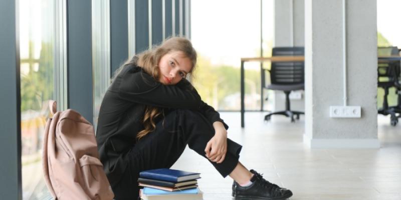 Chica con problemas de salud mental