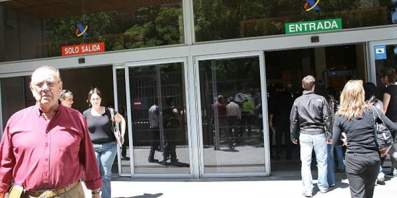 Varias personas entran y salen de una delegación de la Agencia Tributaria. 