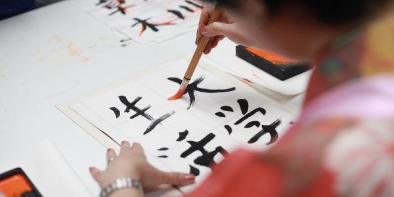 Chica escribiendo en japonés