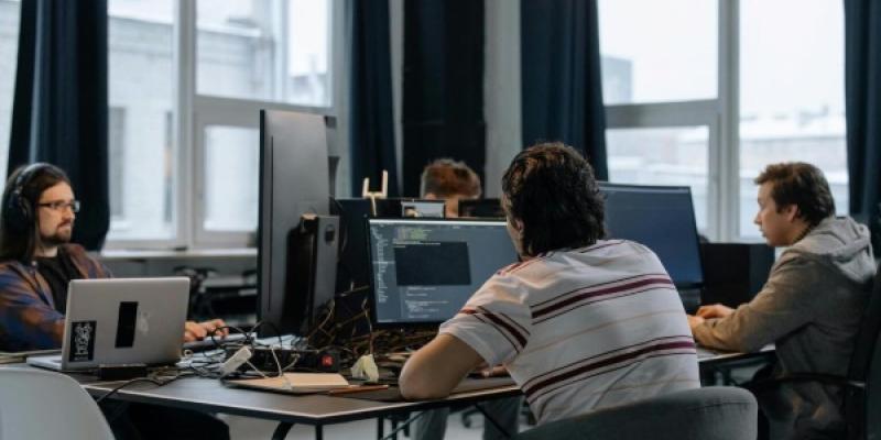 Jefe y trabajadores en plena reunión