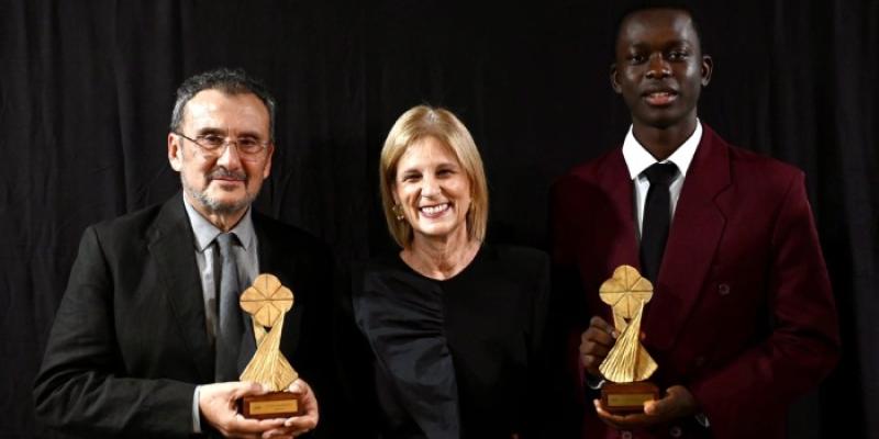 Antonio Cuadri y el protagonista, Ibrahima Koné, junto con la alcaldesa de Jerez