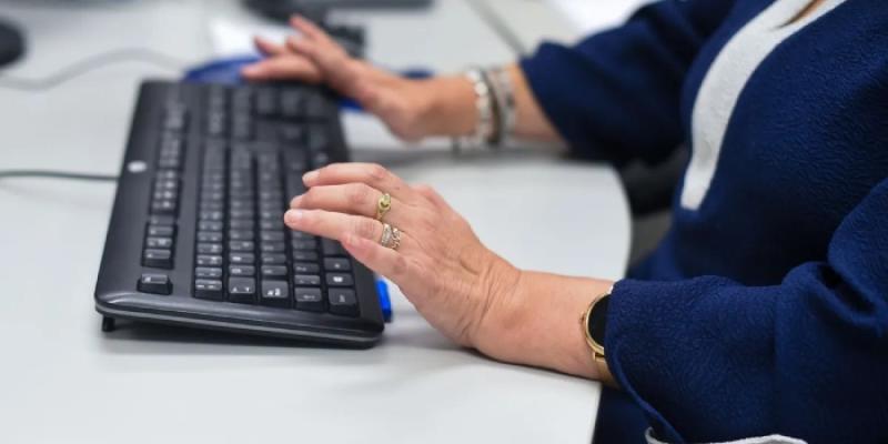 Persona tecleando en el trabajo