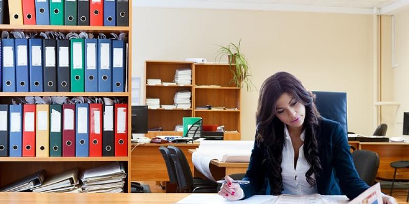 Mujer trabajando en la oficina