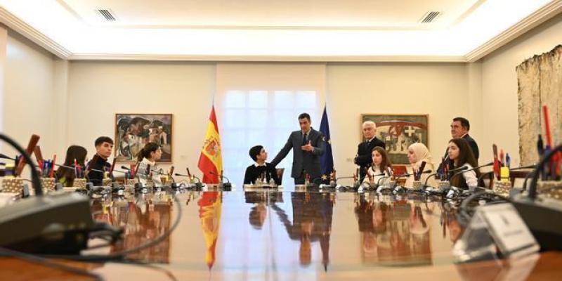 Los jóvenes hablando con Pedro Sánchez