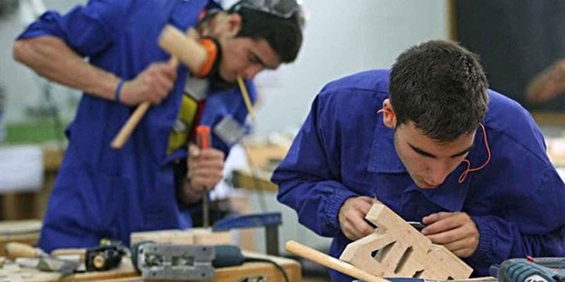 Dos jóvenes trabajando