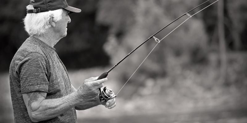 Hombre jubilado pescando