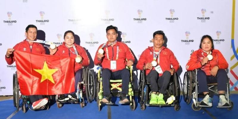Atletas paralímpicos vietnamitas celebran sus medallas en los XIII Juegos Paralímpicos de la ASEAN