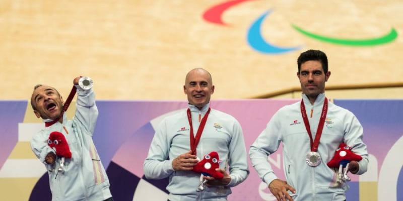 Ricardo Ten, Pablo Jaramillo y Alfonso Cabello (de izquierda a derecha), en el podio tras recibir la plata en la velocidad por equipos de París 2024