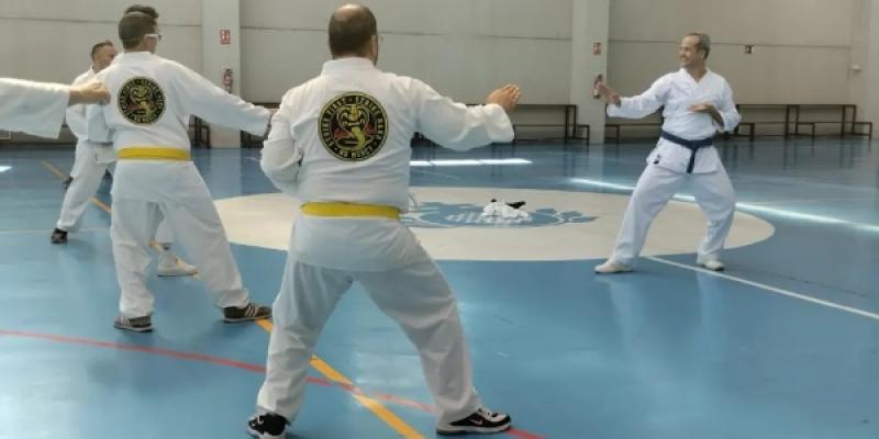 Eduardo, a la derecha, con los chavales durante uno de los entrenamientos.