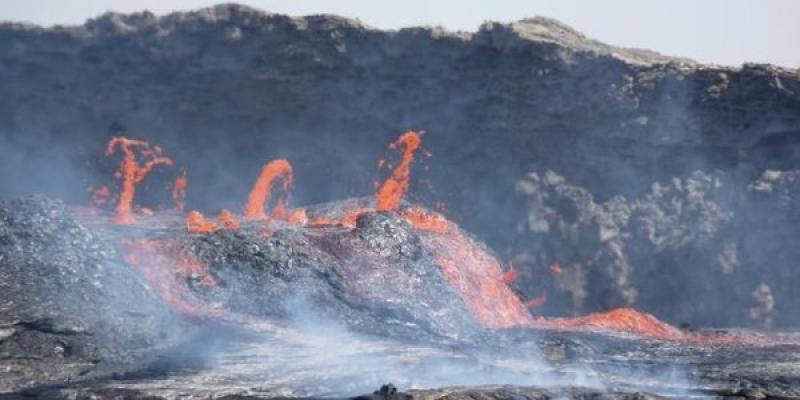 Flujos de lava activos saliendo del volcán Erta Ale en Afar (Etiopía) 