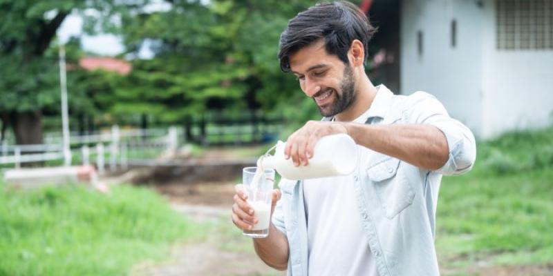 Hombre bebiendo leche