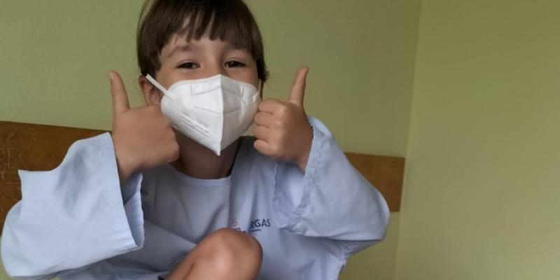 Leire, niña con síndrome Pfapa durante una criris de la enfermedad 