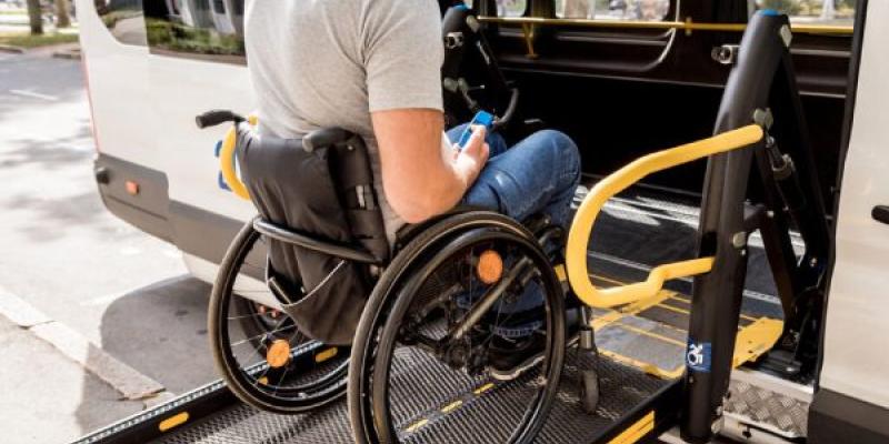 Persona con movilidad reducida entrando en un autobús