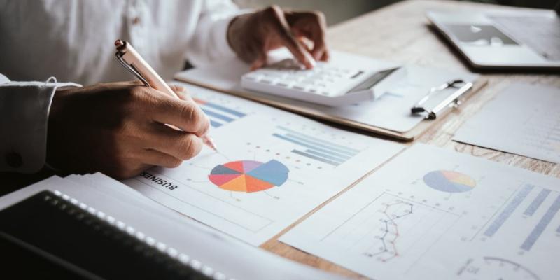 Mano de una persona redactando un informe de datos