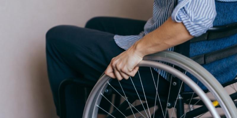 Persona en silla de ruedas 