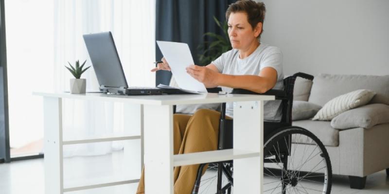 Mujer en silla de ruedas