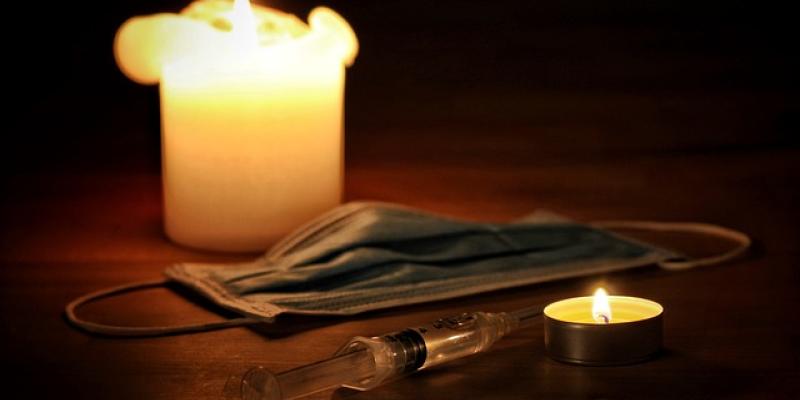 Vela, mascarilla y jeringuilla 