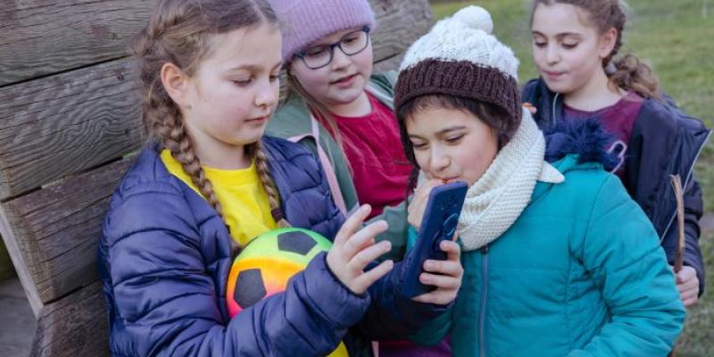 Niños con un móvil