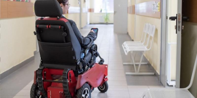 Chica en silla de ruedas con ELA