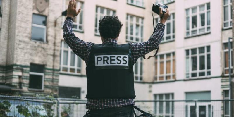 Periodista con las manos en alto