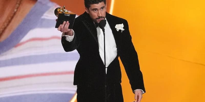Bad Bunny recogiendo su Premio Grammy a mejor álbum del año.