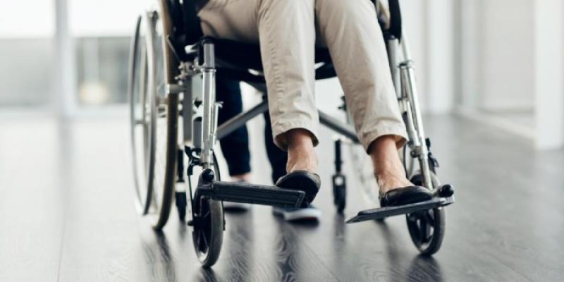 Detalle de una mujer en silla de ruedas 