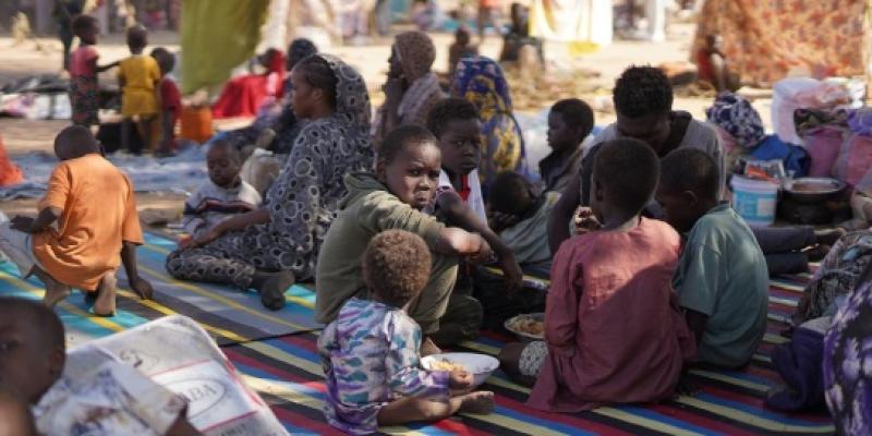  Las familias que huyen de la violencia en Darfur llegan a un campamento para personas desplazadas.