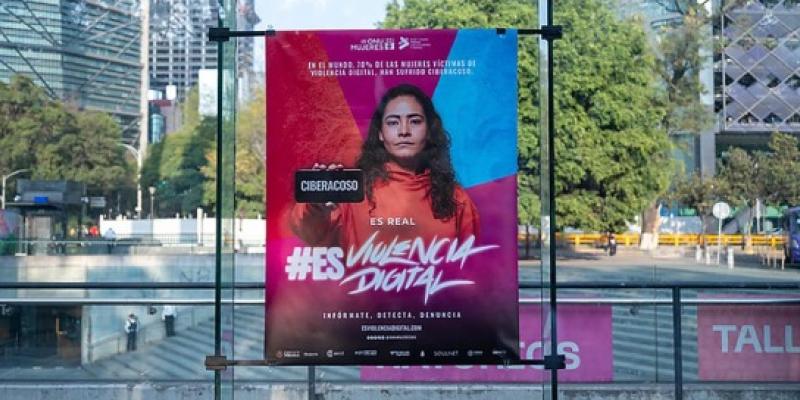 Cartel de la campaña “Es real. #EsViolenciaDigital” en la Ciudad de México, México. Noviembre 2025.