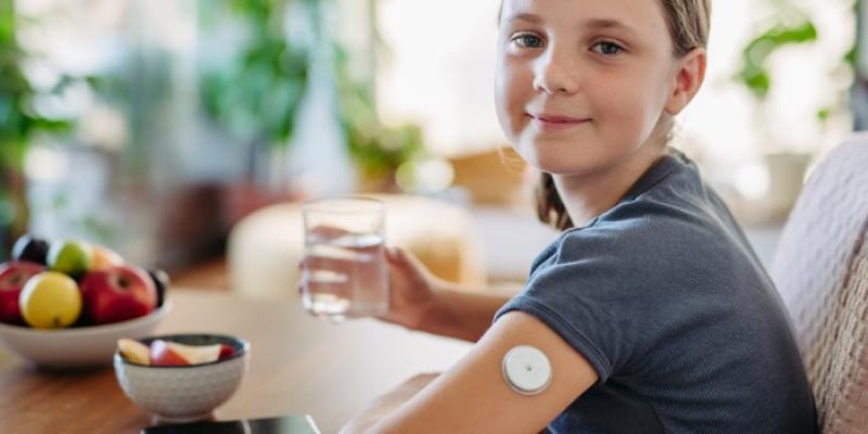 Niña con sensor con diabetes