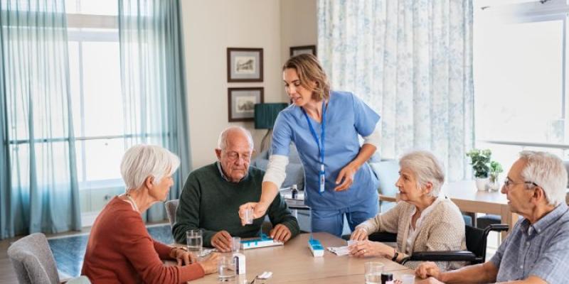 Personas mayores en una residencia cuidados por una enfermera