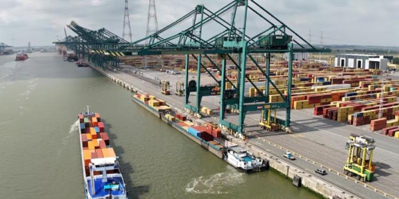 Una vista aérea muestra el muelle lleno de contenedores en el puerto de Amberes, Bélgica. 