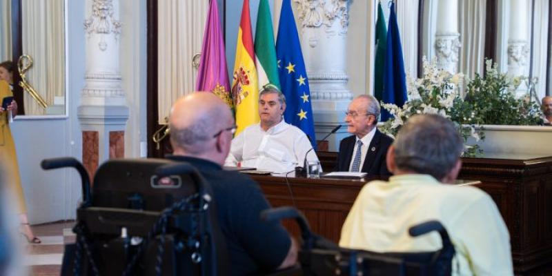 Representantes del Ayuntamiento de Málaga y Fundación ONCE