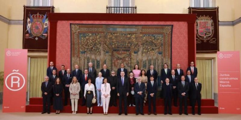 El Rey con los nuevos embajadores de la Marca España