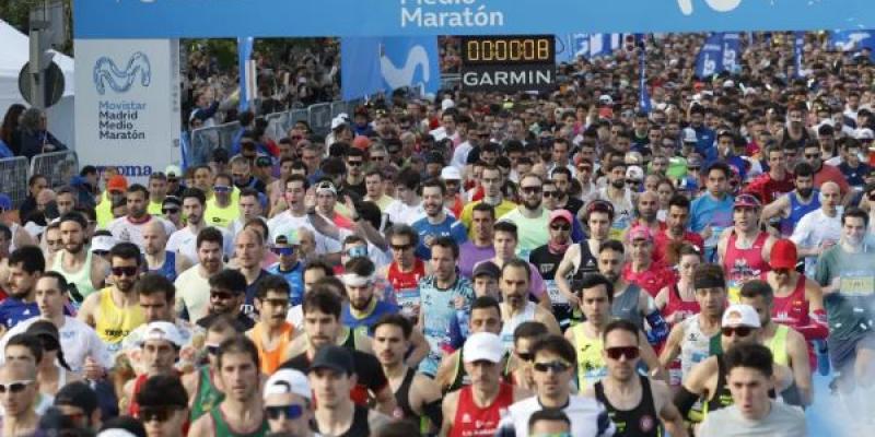 Miles de corredores toman la salida en la media maratón de Madrid 
