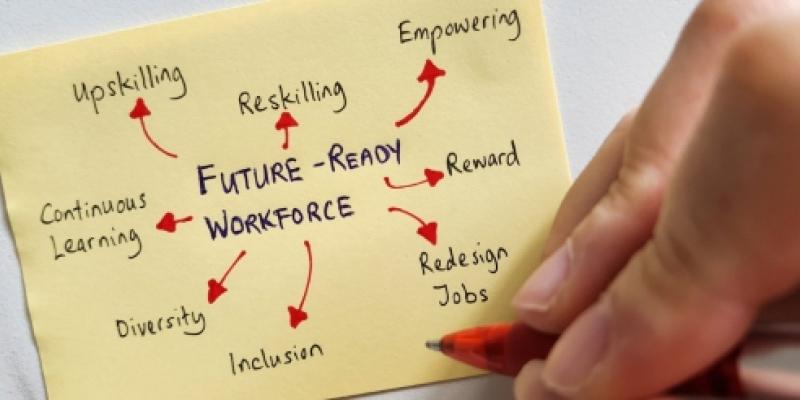 Mano de una persona escribiendo en un post it