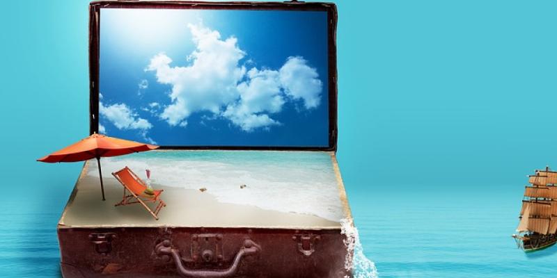 Imagen de un ordenador portátil con un fondo sobre vacaciones