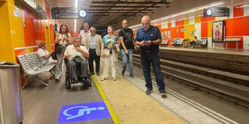Personas con discapacidad en estación de tren