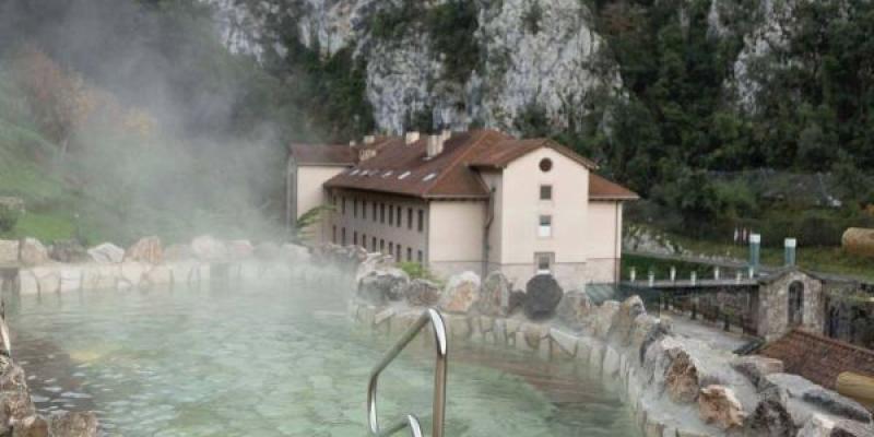 Vistas del Balneario y una de las piscinas al aire libre en pleno corazón de los Picos de Europa