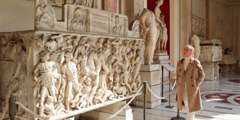Mujer paseando por los Museos Vaticanos