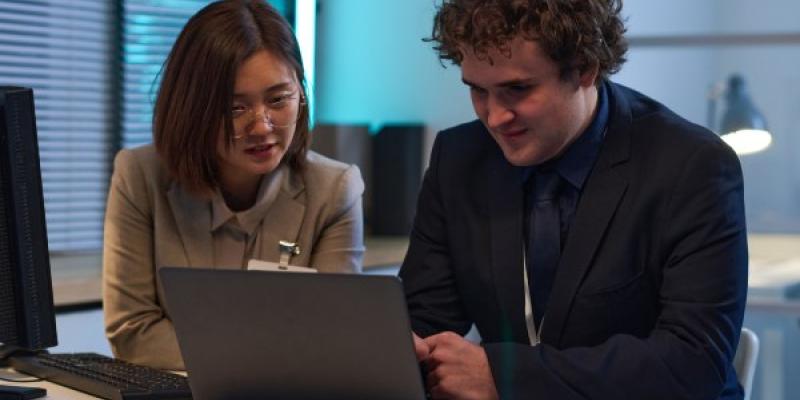 Dos personas utilizando un ordenador portátil