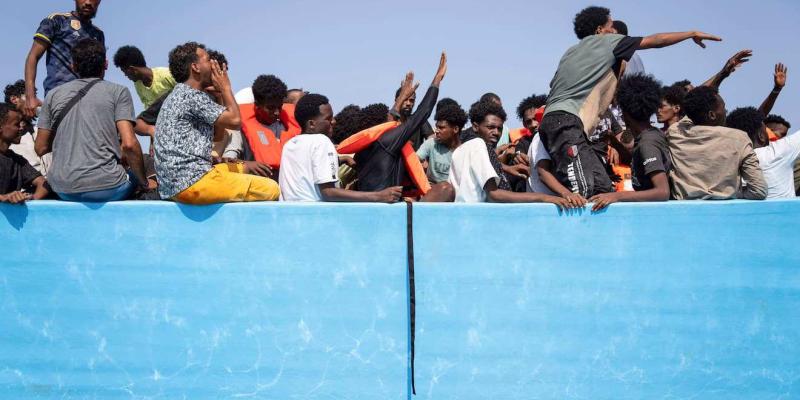 Menores migrantes en una patera