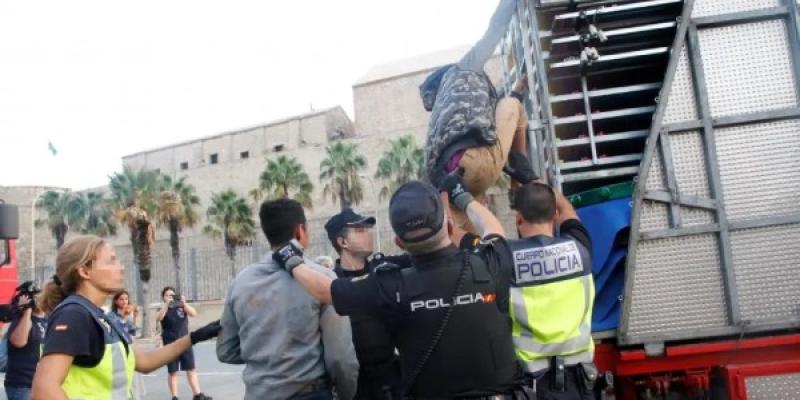 Un menor migrante escondido en una atracción de feria para llegar a la península desde Ceuta