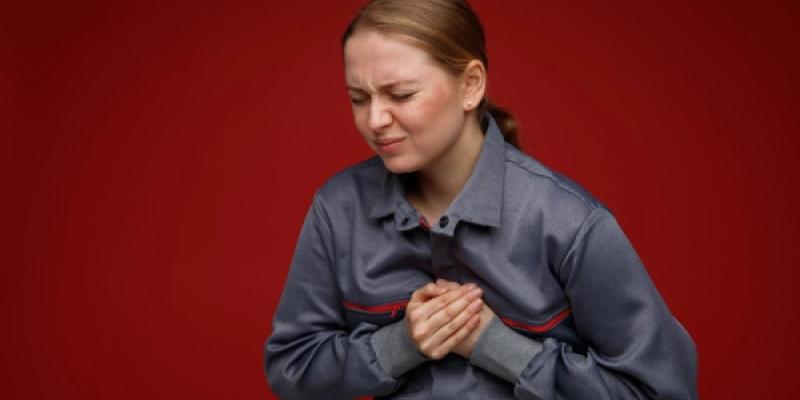 Mujer sufriendo un infarto